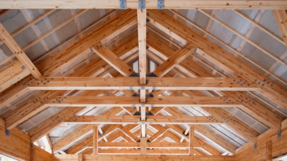 Intérieur d'une charpente en bois massif lors de construction ou rénovation
