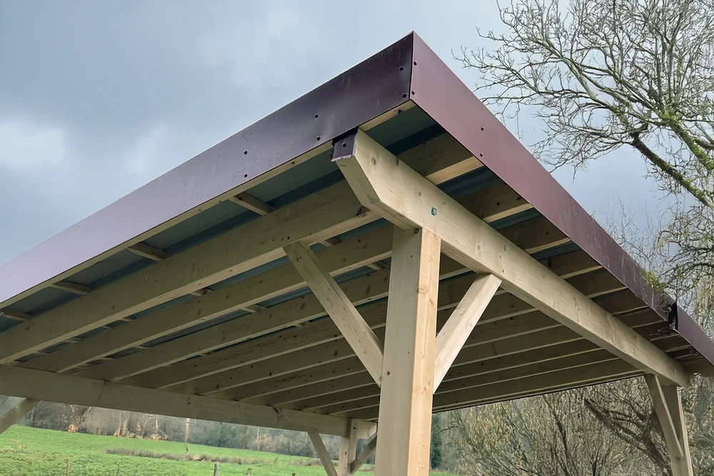 Chantier extérieur de construction d'une charpente en bois avec structure de toit en cours d'assemblage