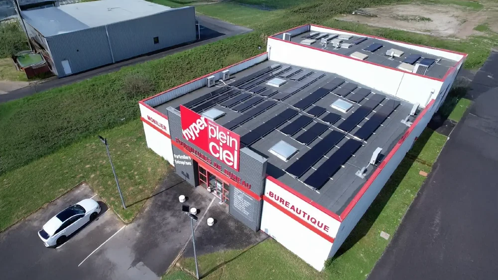 Vue aérienne d'un magasin Hyper Plein Ciel avec toiture équipée de panneaux photovoltaïques