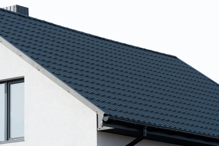 Atelier de poterie artisanale avec amphores en terre cuite de différentes tailles alignées