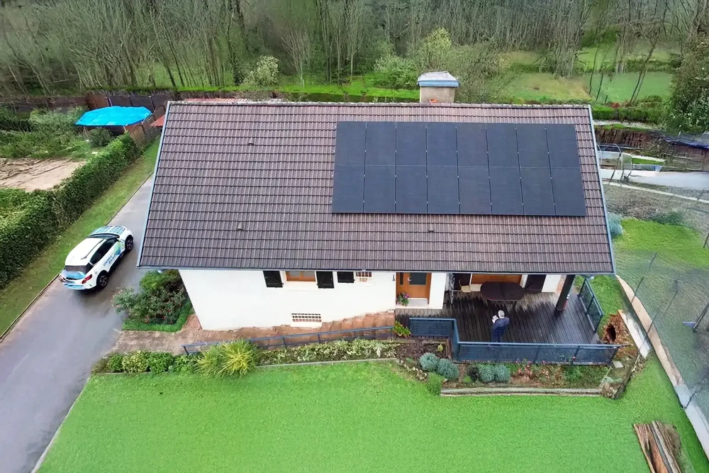Installation de panneaux solaires photovoltaïques sur toiture terrasse d'un bâtiment commercial